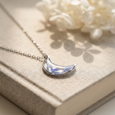Naszyjnik z żywicy Księżyc Chabry srebrny