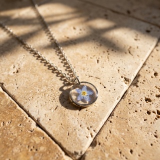 Naszyjnik z żywicy Mini Niezapominajka srebrna