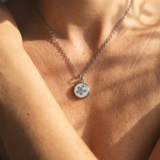 Naszyjnik z żywicy Mini Niezapominajka w bieli srebrna