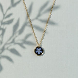 Naszyjnik z żywicy Mini Niezapominajka w czerni złota