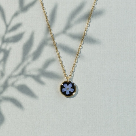 Naszyjnik z żywicy Mini Niezapominajka w czerni złota