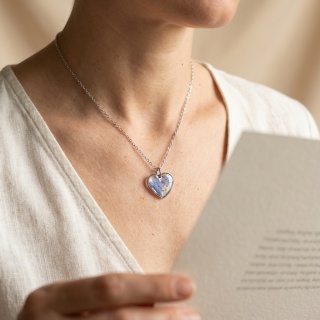 Naszyjnik z żywicy serce Niezapominajka, chabry i dzika marchew srebrzyste