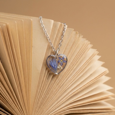 Naszyjnik z żywicy serce Niezapominajka, chabry i dzika marchew srebrzyste