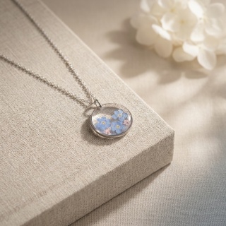 Naszyjnik z żywicy Niezapominajki i różowa dzika marchew srebrzyste