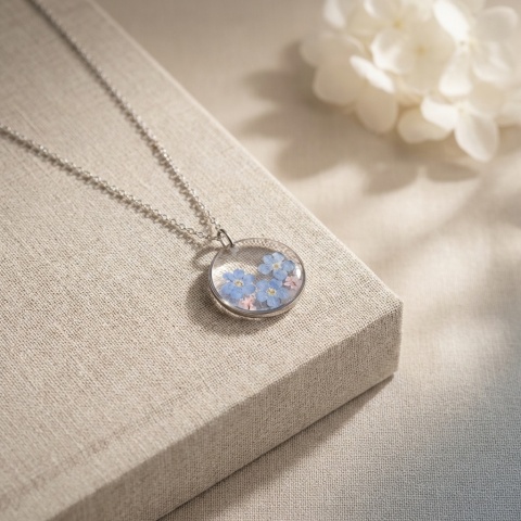 Naszyjnik z żywicy Niezapominajki i różowa dzika marchew srebrzyste