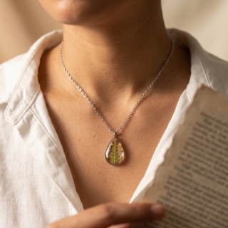 Naszyjnik z żywicy kropla Słoneczna Paproć i kwiaty dzikiej marchwi srebrny