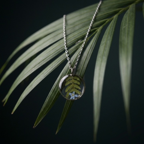 Naszyjnik z żywicy Paproć i niezapominajka srebrny