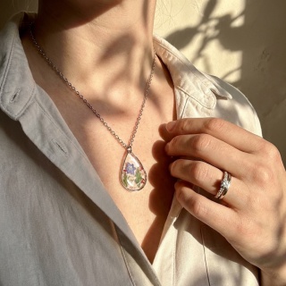 Naszyjnik z żywicy Łączka srebrny