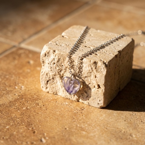 Naszyjnik z żywicy Serce Fioletowe Chabry srebrzyste midi