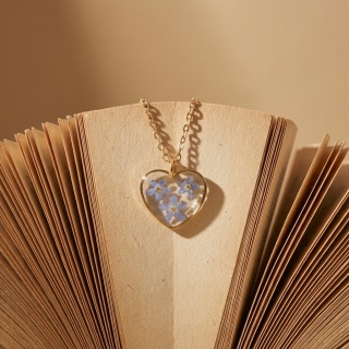 Naszyjnik z żywicy Serce Niezapominajki trio złote