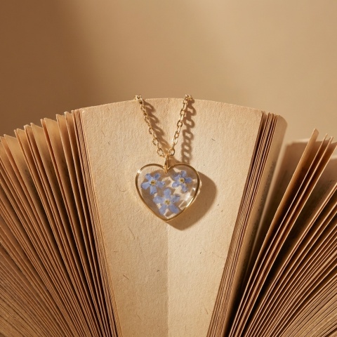 Naszyjnik z żywicy Serce Niezapominajki trio złote