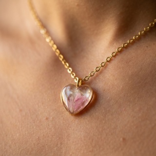 Naszyjnik z żywicy Serce Różowe Chabry złociste