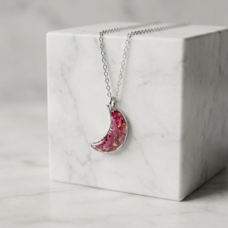 Naszyjnik z żywicy Srebrzysty Księżyc Płatki róży