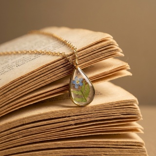 Naszyjnik z żywicy kropla Paproć i niezapominajka złoty