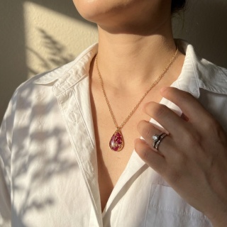 Naszyjnik z żywicy kropla Złociste Płatki róży