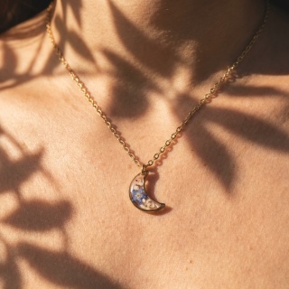 Naszyjnik z żywicy księżyc Mini Niezapominajka i dzika marchew złota