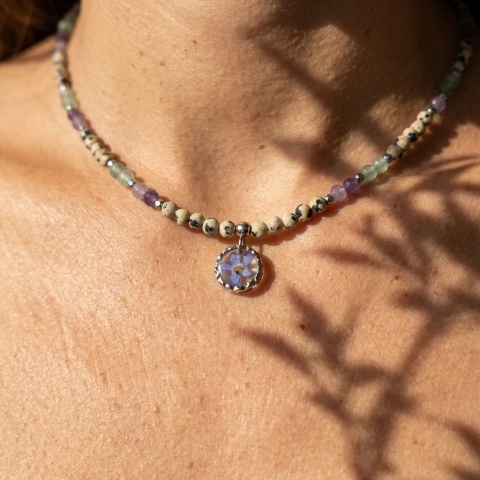 Naszyjnik z żywicy z kamieniami Florastone Niezapominajka jaspis dalmatyński, awenturyn i lepidolit - srebrny