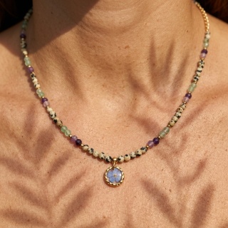 Naszyjnik z żywicy z kamieniami Florastone Niezapominajka jaspis dalmatyński, awenturyn i lepidolit