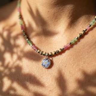 Naszyjnik z żywicy z kamieniami Florastone Niezapominajka jaspis dalmatyński, awenturyn i turmalin - srebrny