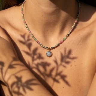 Naszyjnik z żywicy z kamieniami Florastone Niezapominajka jaspis dalmatyński, awenturyn i turmalin