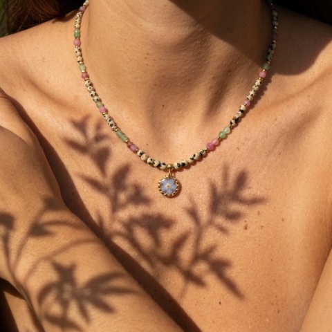 Naszyjnik z żywicy z kamieniami Florastone Niezapominajka jaspis dalmatyński, awenturyn i turmalin