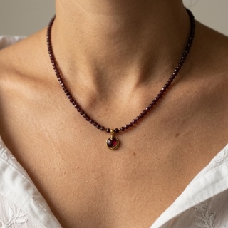 Naszyjnik z żywicy z kamieniami Florastone Płatki róży, granat