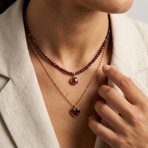 Naszyjnik z żywicy z kamieniami Florastone Płatki róży, granat