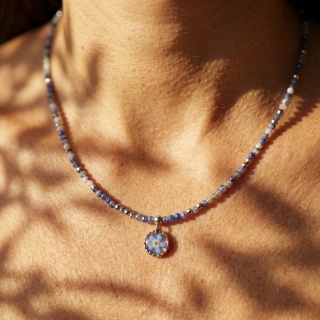 Naszyjnik z żywicy z kamieniami Florastone Srebrzysta niezapominajka i jaspis blue