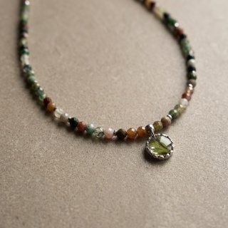 Naszyjnik z żywicy z kamieniami Florastone paproć i agat indyjski - srebrny