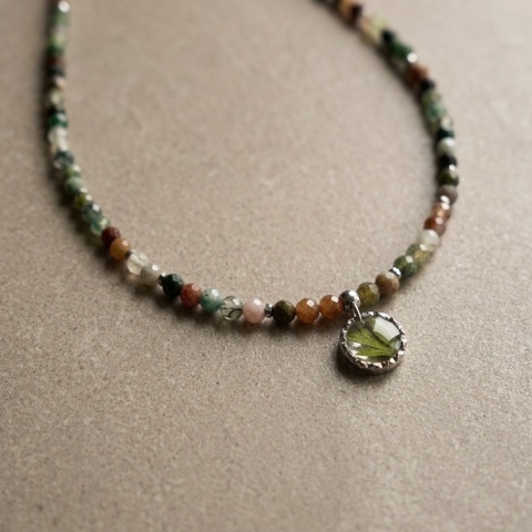 Naszyjnik z żywicy z kamieniami Florastone paproć i agat indyjski - srebrny