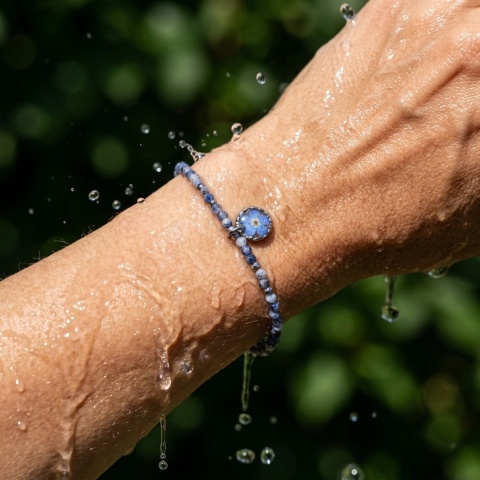 Bransoletka z kamieniami naturalnymi i zawieszką z żywicy BLASKI jaspis blue i niezapominajka