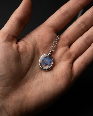 Naszyjnik z żywicy Geometryczna niezapominajka - srebrny
