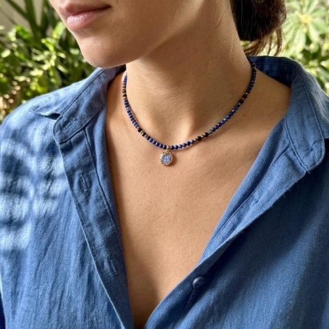 Naszyjnik z żywicy z kamieniami Florastone Niezapominajka, lapis lazuli i turmalin