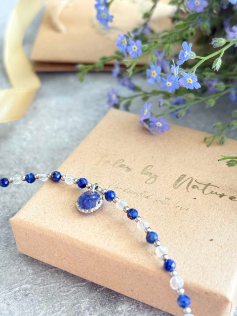 Bransoletka z kamieniami naturalnymi i zawieszką z żywicy BLASKI Lapis lazuli i chaber srebrzysta 2 Bransoletka z kamieniami naturalnymi i zawieszką z żywicy BLASKI Lapis lazuli i chaber srebrzysta 2