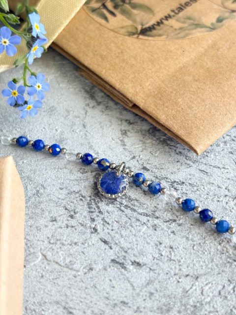 Bransoletka z kamieniami naturalnymi i zawieszką z żywicy BLASKI Lapis lazuli i chaber srebrzysta Bransoletka z kamieniami naturalnymi i zawieszką z żywicy BLASKI Lapis lazuli i chaber srebrzysta