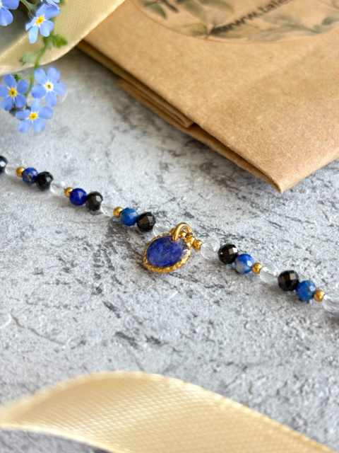 Bransoletka z kamieniami naturalnymi i zawieszką z żywicy BLASKI Lapis lazuli i chaber złocista Bransoletka z kamieniami naturalnymi i zawieszką z żywicy BLASKI Lapis lazuli i chaber złocista