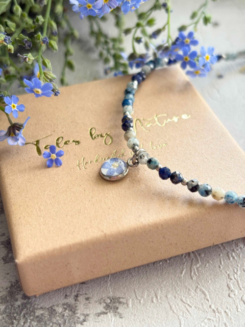 Naszyjnik z żywicy z kamieniami Florastone Niezapominajka, k2 i lapis lazuli Naszyjnik z żywicy z kamieniami Florastone Niezapominajka, k2 i lapis lazuli