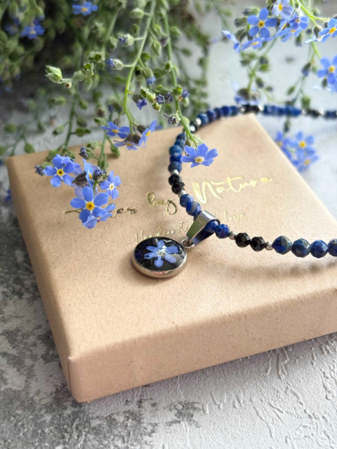 Naszyjnik z żywicy z kamieniami Florastone Niezapominajka, lapis lazuli i turmalin Naszyjnik z żywicy z kamieniami Florastone Niezapominajka, lapis lazuli i turmalin