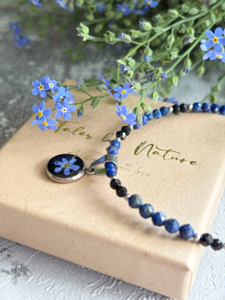 Naszyjnik z żywicy z kamieniami Florastone Niezapominajka, lapis lazuli i turmalin