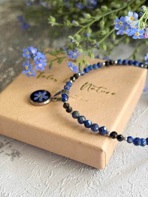 Naszyjnik z żywicy z kamieniami Florastone Niezapominajka, lapis lazuli i turmalin Naszyjnik z żywicy z kamieniami Florastone Niezapominajka, lapis lazuli i turmalin