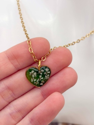 Naszyjnik z żywicy Dzika marchew na trawie