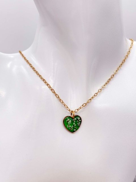 Naszyjnik z żywicy Dzika marchew na trawie