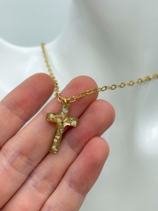Naszyjnik z żywicy Złocisty krzyżyk