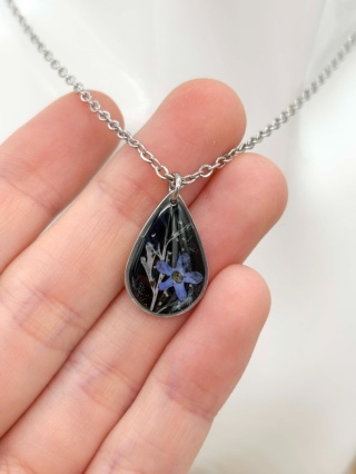 Naszyjnik z żywicy Niezapominajki i biała paproć srebrzysta kropla