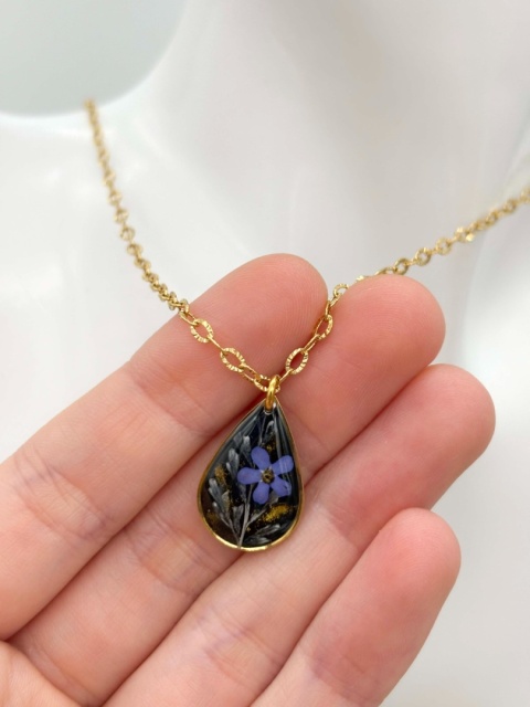 Naszyjnik z żywicy Niezapominajki i biała paproć złocista kropla