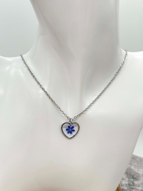 Naszyjnik z żywicy Serce Niezapominajka