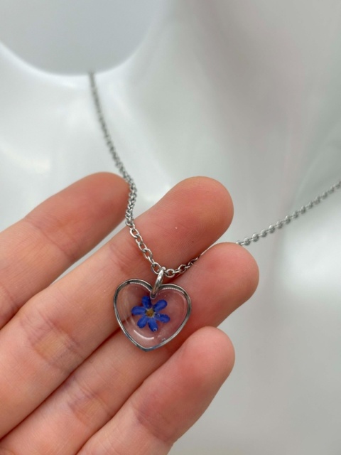 Naszyjnik z żywicy Serce Niezapominajka