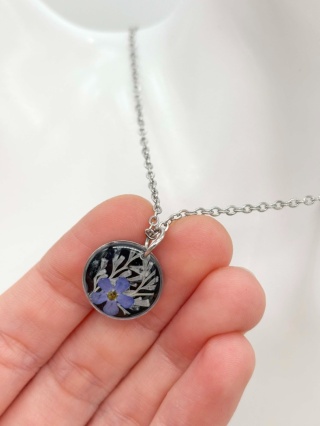 Naszyjnik z żywicy Niezapominajki i biała paproć