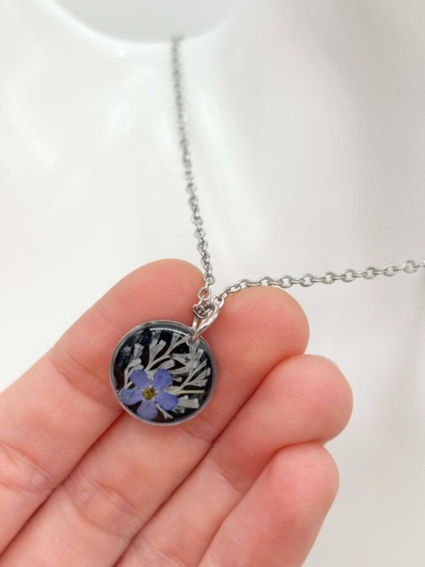 Naszyjnik z żywicy Niezapominajki i biała paproć