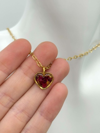 Naszyjnik z żywicy Złociste serduszko Płatki róży